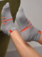 Шкарпетки спортивні сірого кольору з принтом | 6769232 | фото 2