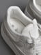 Кросівки біло-сірого кольору на шнурівці | 6769277 | фото 4