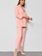 Світло-рожевий класичний костюм: жакет і укорочені штани | 6769775 | фото 2