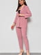 Рожевий класичний костюм: жакет і укорочені штани | 6769781 | фото 2