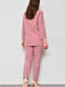 Рожевий класичний костюм: жакет і укорочені штани | 6769781 | фото 3