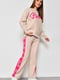 Бежево-рожевий костюм з написами Barbie: джемпер і штани вільного фасону | 6769792 | фото 2