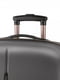 Середня пластикова валіза сірого кольору | 6766598 | фото 3