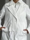 Біла куртка з оригінальним подвійним відкладним коміром | 6768161 | фото 2
