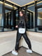 Комбінований чорний костюм: світшот з накладними кишенями та джогери | 6768251 | фото 2