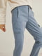 Зауженные голубые брюки с накладными карманами | 6578750 | фото 8