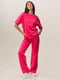 Трикотажный розовый костюм: футболка и брюки | 6778003