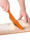 Пластиковий кухонний ніж для силіконового килимка крему, торта, тіста овочів та фруктів (30.5 см) — помаранчевий | 6776799 | фото 2