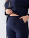 Темно-синій костюм в рубчик з прикрасою: лонгслів та штани прямого крою | 6780003 | фото 7