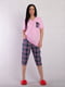 Бавовняна піжама: рожева футболка з кишенею і сині капрі в клітинку | 6780605