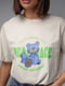 Бавовняна сіра футболка з яскравим принтом ведмедя | 6781082 | фото 4