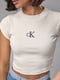 Коротка футболка в рубчик з вишитим написом CK | 6781087 | фото 5