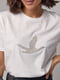 Белая футболка с птицей из бисера | 6781102 | фото 4