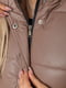 Укороченная стеганая куртка цвета мокко | 6781927 | фото 6
