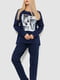 Темно-синяя хлопковая пижама: лонгслив с принтом и брюки | 6781965 | фото 2
