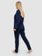 Темно-синяя хлопковая пижама: лонгслив с принтом и брюки | 6781965 | фото 4