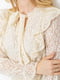 Кремовое ажурное платье А-силуэта с завязкой и оборками на лифе | 6782057 | фото 5
