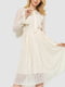 Кремовое ажурное платье А-силуэта с завязкой на горловине | 6782061 | фото 2