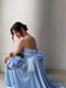 Вечернее шелковое голубое платье с разрезом спереди | 6782159 | фото 2