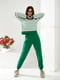 Трикотажний зелений костюм: смугастий світшот та джогери | 6789012 | фото 2