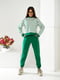 Трикотажний зелений костюм: смугастий світшот та джогери | 6789012 | фото 3