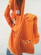 Оранжевый вязаный комплект с вышивкой: шапка и перчатки | 6789205 | фото 12