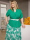 Зеленый костюм: оверсайз блуза и принтованная юбка с разрезом | 6796569 | фото 2