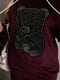 Велюровий бордовий костюм: худі з ведмедиком-наклейкою та джогери | 6796625 | фото 3