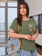Блуза цвета хаки с цветочным принтом и удлиненной спинкой | 6796664 | фото 3