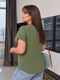 Блуза цвета хаки с цветочным принтом и удлиненной спинкой | 6796664 | фото 4