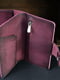 Шкіряний гаманець-клатч "Нова" фіолетового кольору | 6798116 | фото 3