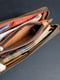 Кожаный коричневый кошелек-клатч на круговой молнии с ремешком | 6799020 | фото 3