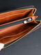 Кожаный бордовый кошелек-клатч на круговой молнии с ремешком | 6799022 | фото 2