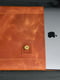 Шкіряний чохол для MacBook кольору коньяк | 6799029 | фото 4