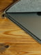 Шкіряний коричневий чохол для MacBook на блискавці з повстю | 6797264 | фото 3