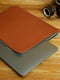 Кожаный чехол цвета коньяк для MacBook на молнии с войлоком | 6797280 | фото 4
