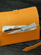 Шкіряний гаманець-клатч із закруткою кольору бурштин | 6797789 | фото 3