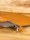 Шкіряний чохол янтарного кольору для MacBook | 6799357 | фото 3