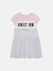Сіро-рожева сукня-футболка з принтом | 6801946