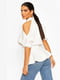 Белая блуза с вырезами на плечах и акцентной талией | 6802414 | фото 3