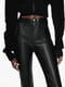 Эластичные облегающие брюки из экокожи черного цвета | 6729804 | фото 17