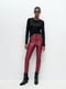 Эластичные облегающие красные брюки из экокожи | 6759906 | фото 9