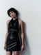 Короткое черное платье с воротником-хомутом и драпированным вырезом | 6804288 | фото 2