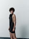 Короткое черное платье с воротником-хомутом и драпированным вырезом | 6804288 | фото 4