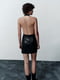 Коротка чорна сукня з коміром-хомутом та драпірованим вирізом | 6804288 | фото 5
