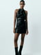 Коротка чорна сукня з коміром-хомутом та драпірованим вирізом | 6804288 | фото 7