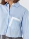 Укорочена блакитна сорочка в смужку з двома кишенями | 6805067 | фото 4