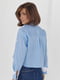 Укорочена блакитна сорочка в смужку із двома кишенями | 6805097 | фото 2