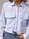 Укорочена блакитна сорочка з накладними кишенями | 6805121 | фото 4