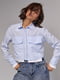 Укорочена блакитна сорочка з накладними кишенями | 6805121 | фото 7